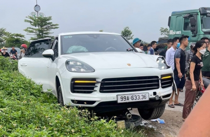 Ảnh TNGT: Va chạm mạnh, xe máy chui tọt vào gầm Porsche Cayenne